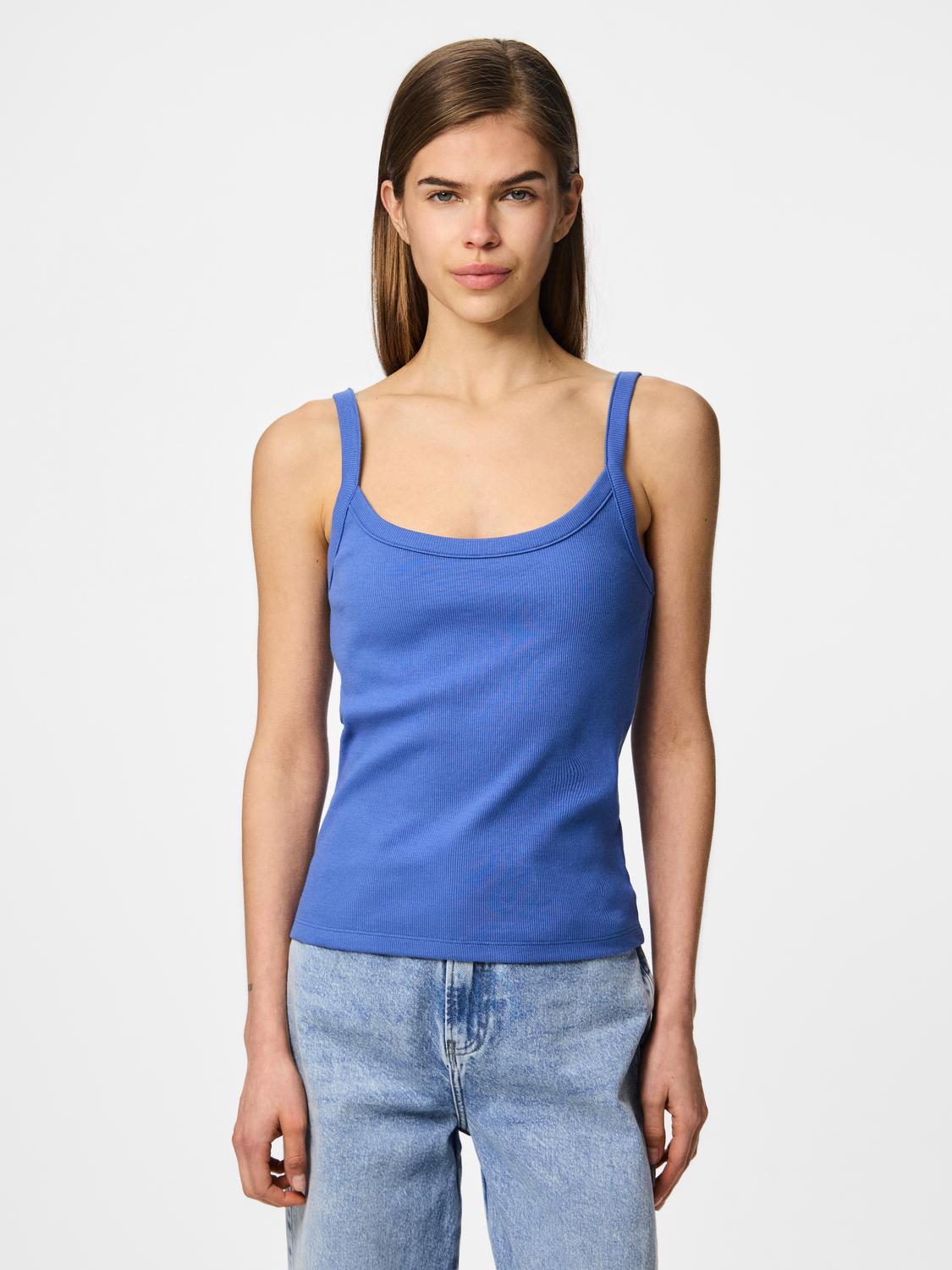 model_shot-front