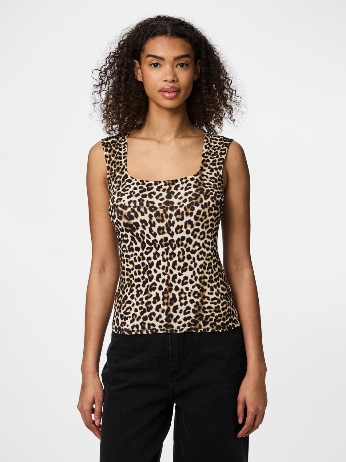 model_shot-front