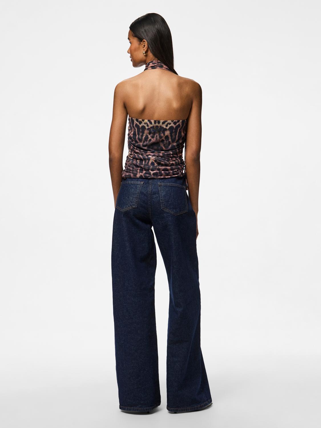 model_shot-back