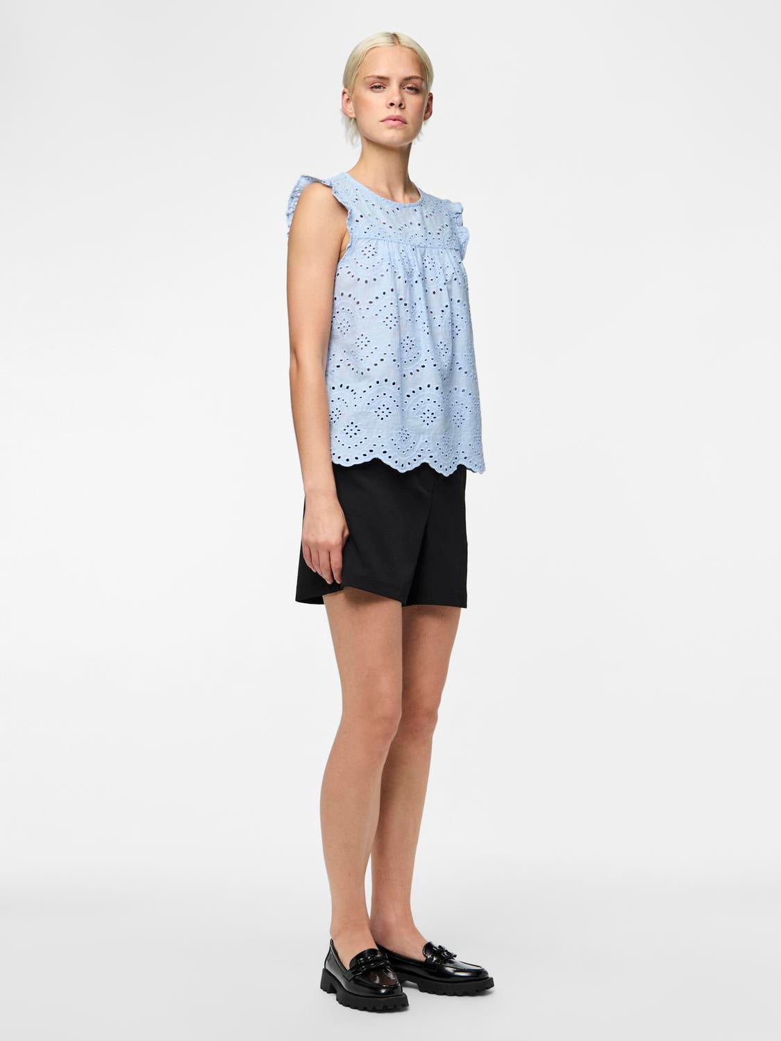 model_shot-front_full