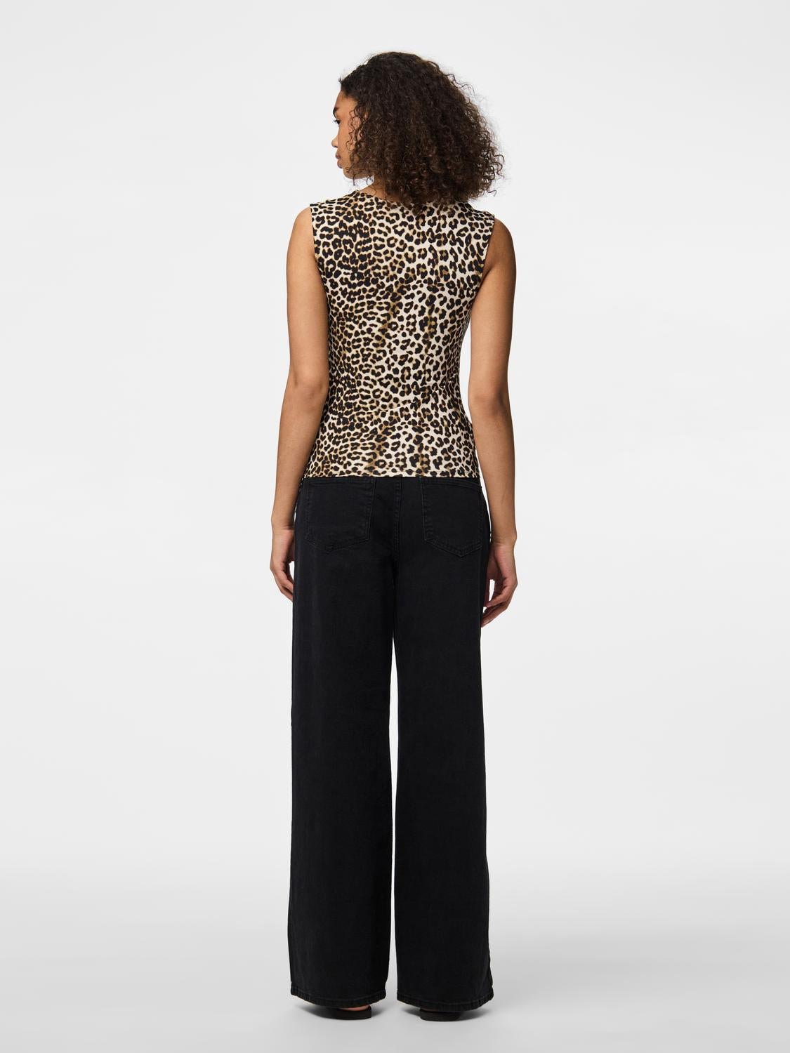 model_shot-back