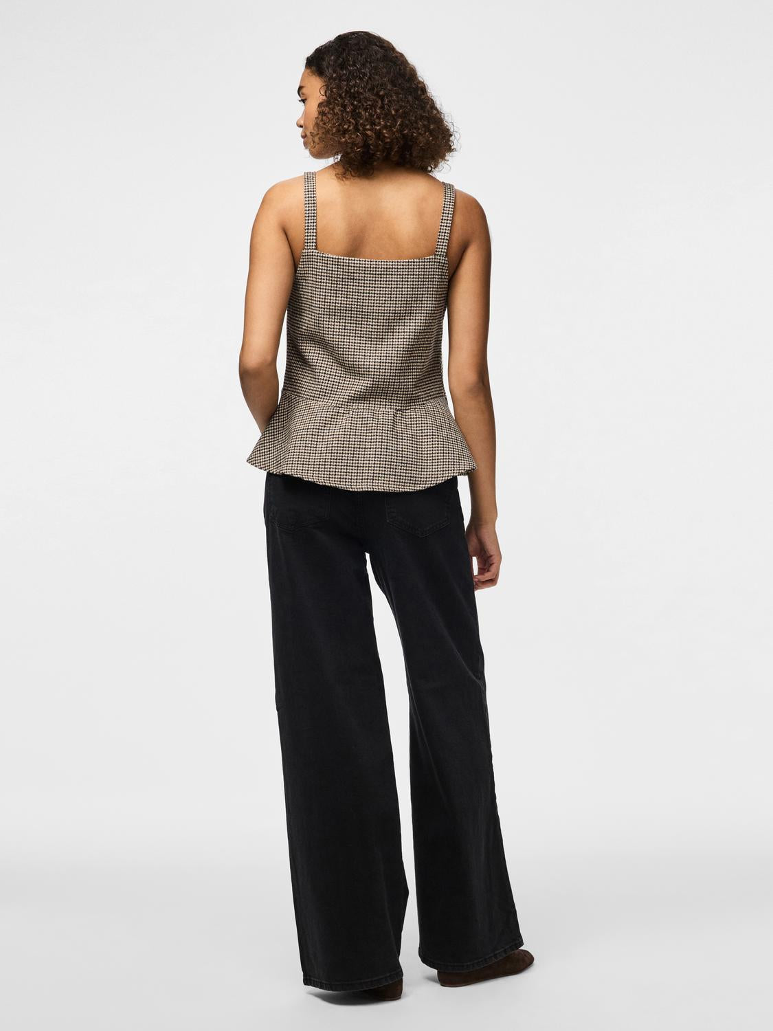 model_shot-back